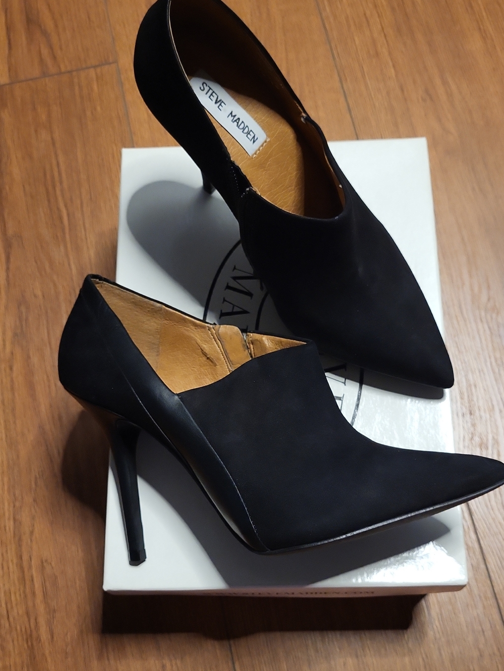 AUTHENTIC NEW IN BOX, STEVE MADDEN ALESSSA BOOTIES US10 BLACK NUBUCK